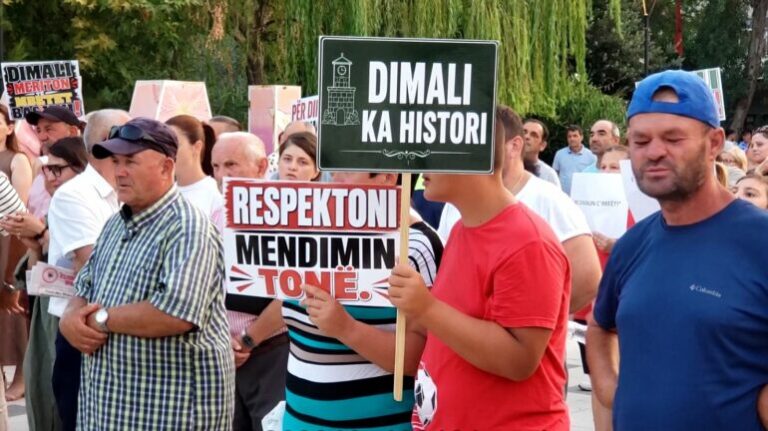 Banorët e Dimalit dalin sërish në protestë: Bashkia nuk duhet të preket