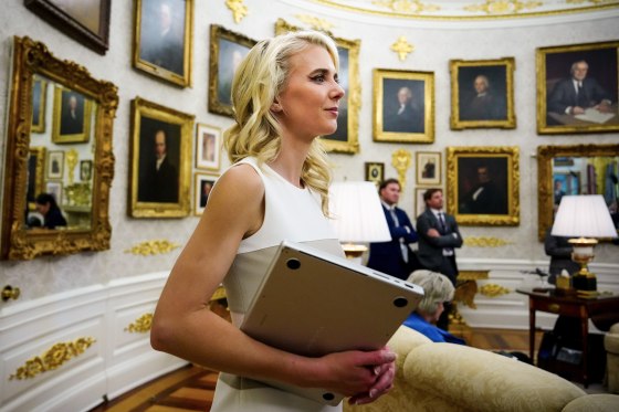 Senatori Ossoff vë në qendër të vëmendjes ndihmësen e Shtëpisë së Bardhë  Natalie Harp