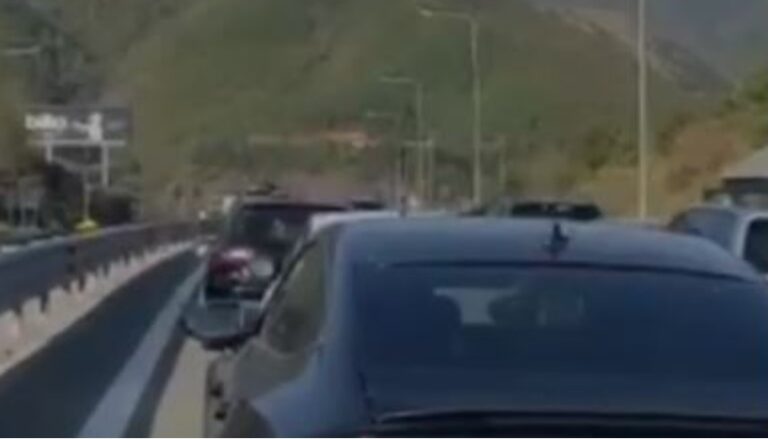 Fluks i lartë drejt bregdetit, trafik i rënduar në Rrugën e Kombit