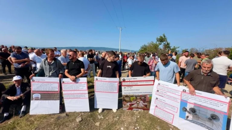 Disa qytetarë protestojnë kundër ndërtimit të një kishe në Zagorë të Vushtrrisë