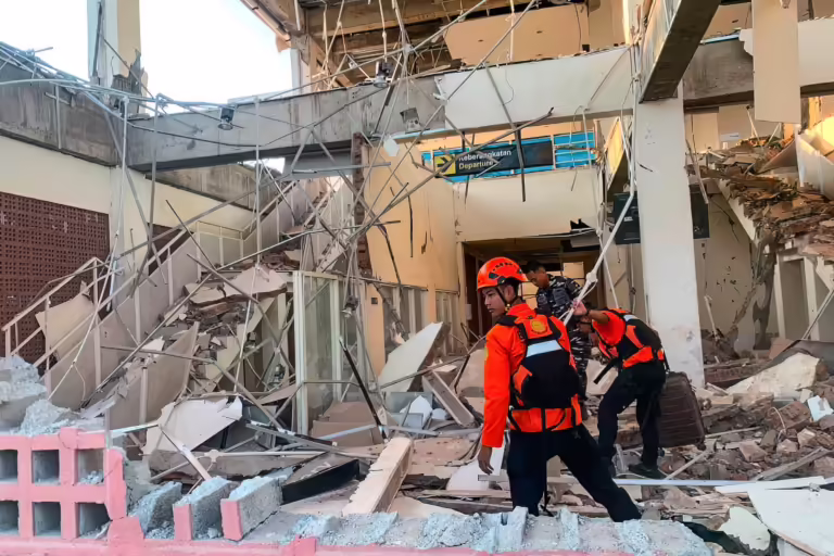Tërmeti 7.7 ballë godet Indonezinë, 53 të vdekur dhe mijëra të evakuuar