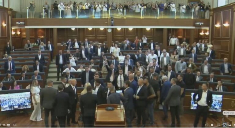 Tensione në Kuvendin e Kosovës, Kryeministri Albin Kurti qëllohet me vezë
