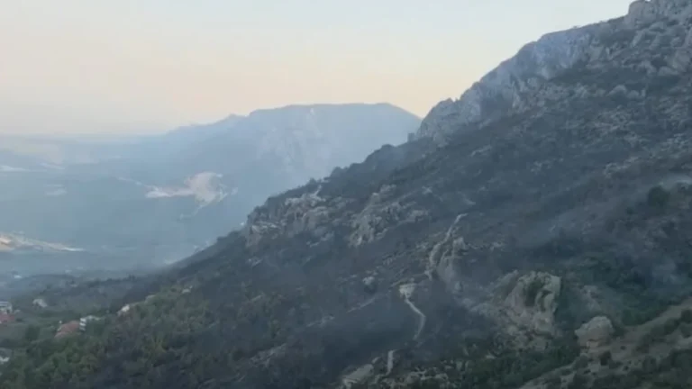 Ministria e Mbrojtjes: Zjarri në Krujë vihet nën kontroll, mbi 400 forca në terren gjatë natës