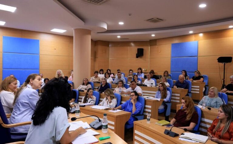 Kumbaro me drejtuesit e arsimit parauniversitar: Risi, shtrirja e programit “Pas shkolle” në mbi 400 institucione arsimore