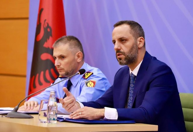 policise-se-shtetit-i-shtohen-389-te-rinj-e-te-reja-lamallari-nga-nje-polici-qe-reagon-drejt-nje-policie-qe-parandalon