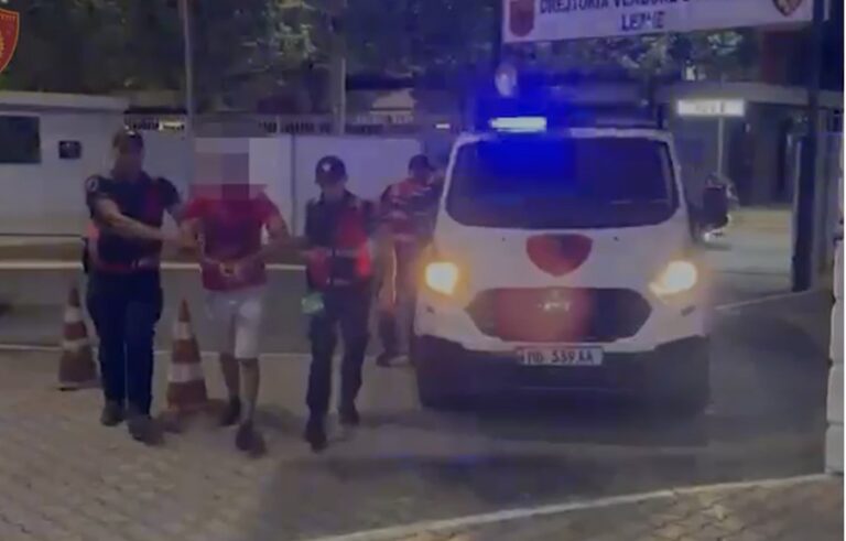 Qëlluan me armë zjarri drejt kushëririt të tyre, arrestohen 3 persona