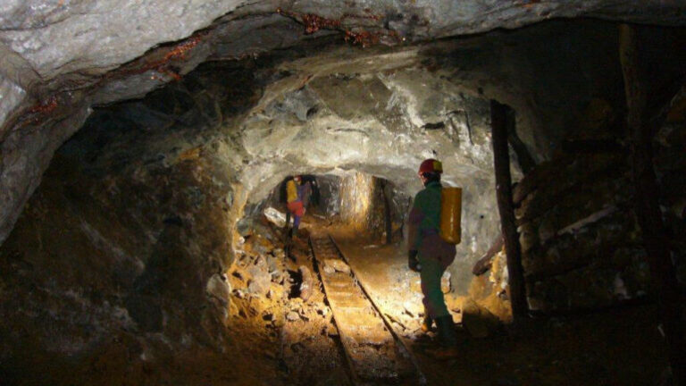 Nxirret nga masivi i gurëve 40-vjeçari që humbi jetën në minierën e Tërnovës në Bulqizë