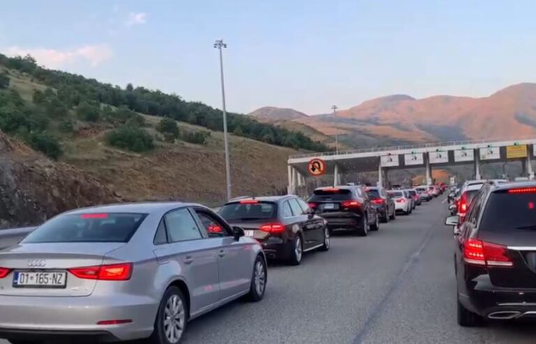Fluks i shtuar mjetesh në Morinë, për 12 orë mbi 41 mijë hyrje