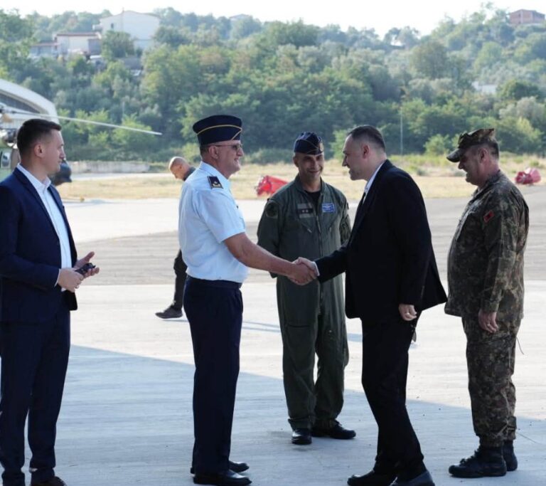 Ministri Nufi takon pilotët e Forcës Ajrore: Mirënjohje për përkushtimin në përballjen me zjarret