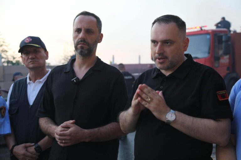 Zjarri në Krujë, ministri Nufi: Është shkaktuar nga dora e njeriut, ndërhyrje me 3 helikopterë