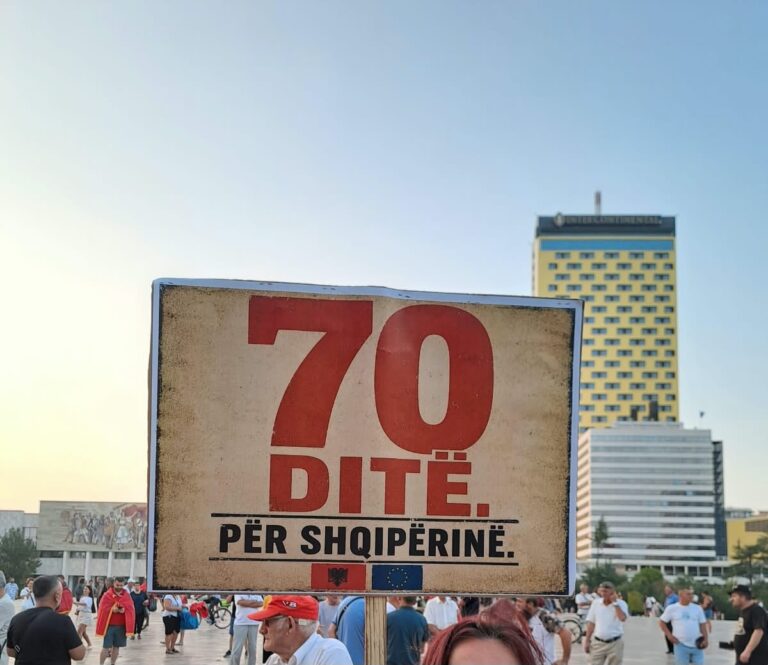 Protesta e 70-të kundër qeverisë, pankarta: Dorëheqje, mjaft është mjaft!