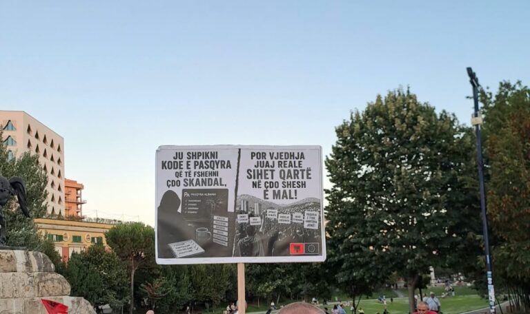 88 ditë protestë, pankarta pikante: Skandalet mund t’i fshihni, por vjedhja duket kudo