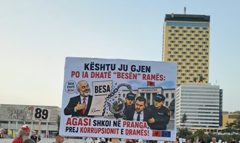 FOTO/ Protesta e 89-të, pankartat ironike vënë në shënjestër qeverinë