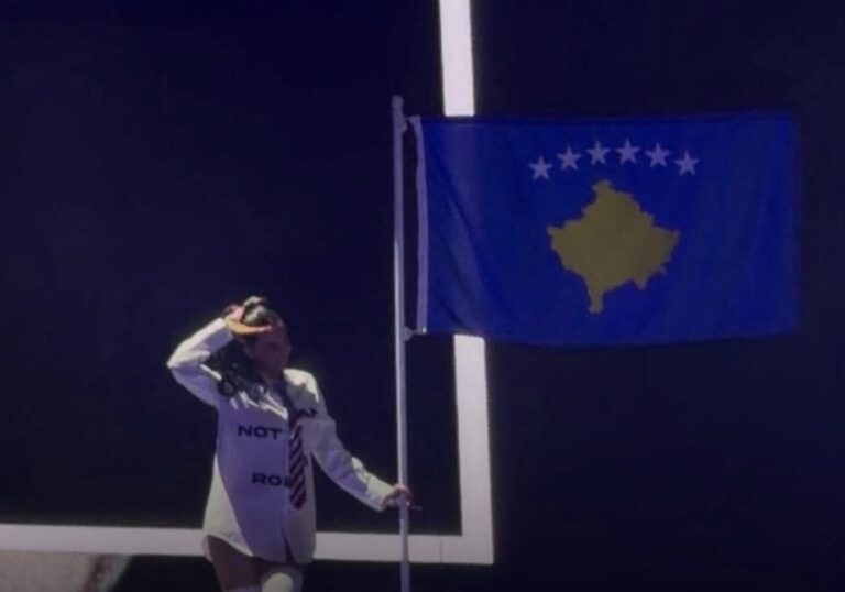 Katy Perry elektrizon Sunny Hill Festival, ngre flamurin e Kosovës në skenë