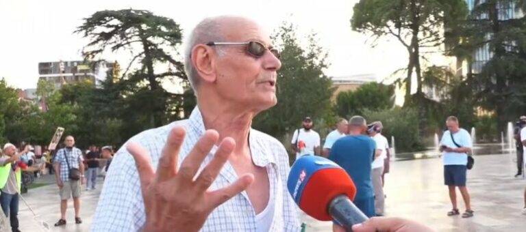 65 ditë protestë, pensionisti kundër konsullatës serbe në Shkodër: Rama mendon se Kosova është si Roskoveci