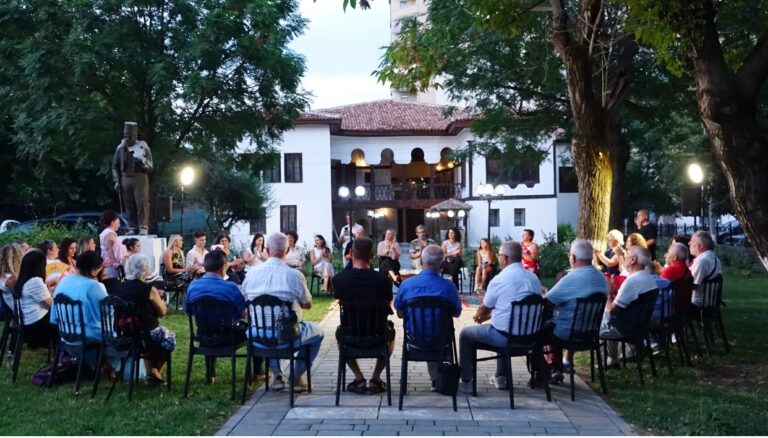 “Mbrëmje Poetike”, Elbasani bashkon zërat e poezisë dhe nderon krijuesit elbasanas