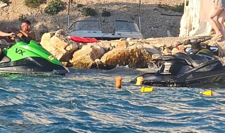 Varka merr ujë pranë ishujve të Ksamilit, policia shpëton dy të rinj nga mbytja