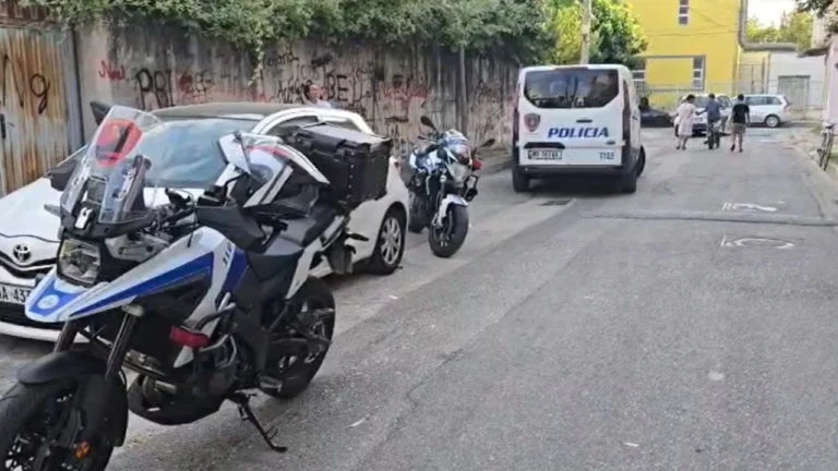 Transportonin 11 emigrantë drejt Tiranës kundrejt pagesës, në pranga dy 21-vjeçarë