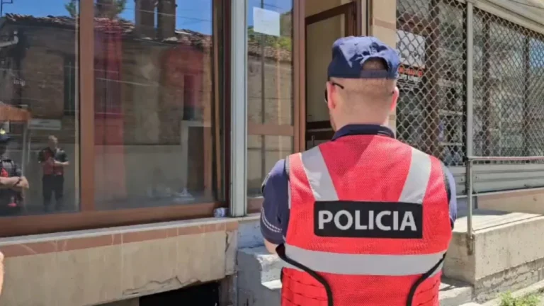 Elbasan, nxirret arma në një lokal të frekuentuar, policia në kërkim të autorit