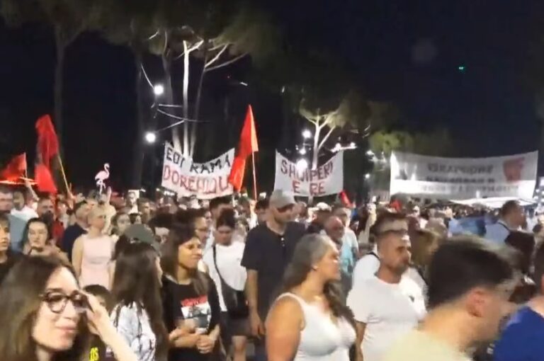 Protesta e 70-të, qytetarët marshojnë në Bulevard: Nesër më shumë!