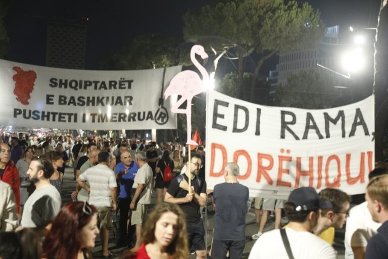 Sot dita e 71 e protestës, qytetaret nuk heqin dorë, kërkojnë ndryshim të klasës politike: Rama jep dorëheqjen