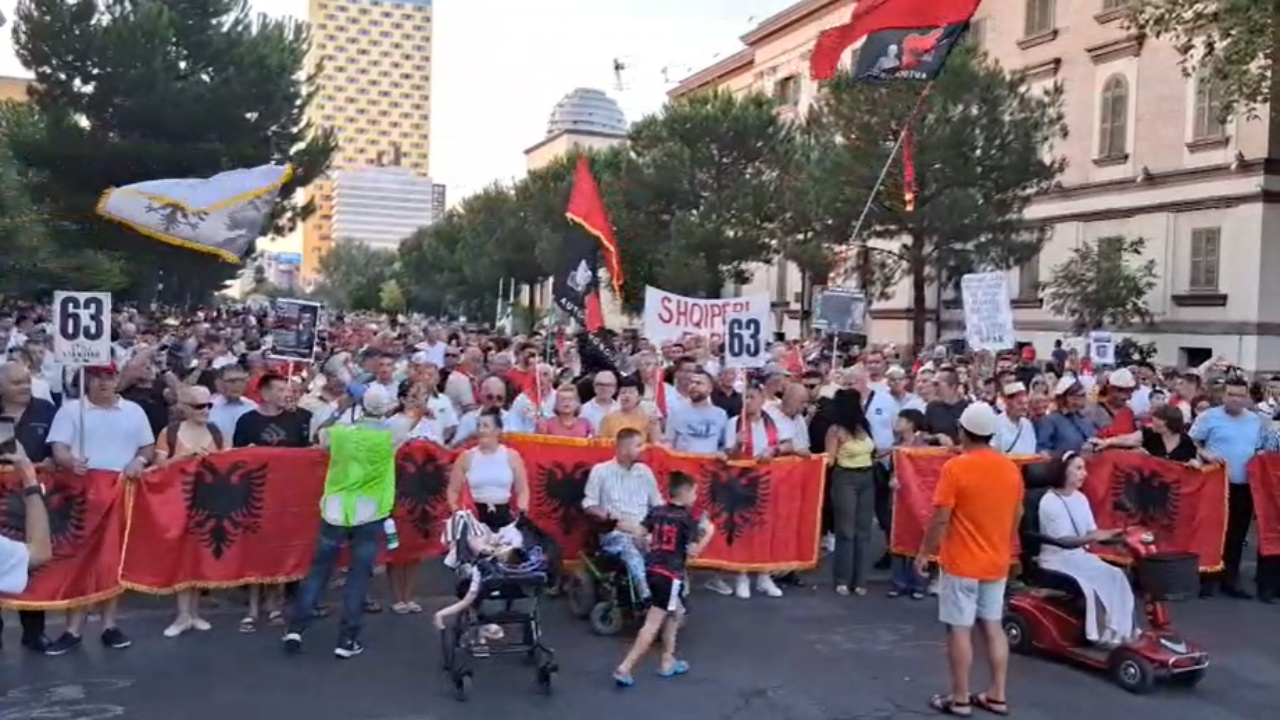 Dita e 63 të e rezistencës  qytetarët mblidhen para Kryeministrisë
