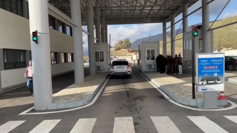 Gushti mbush jugun me turistë, mbi 297 mijë lëvizje në kufi dhe portin e Sarandës