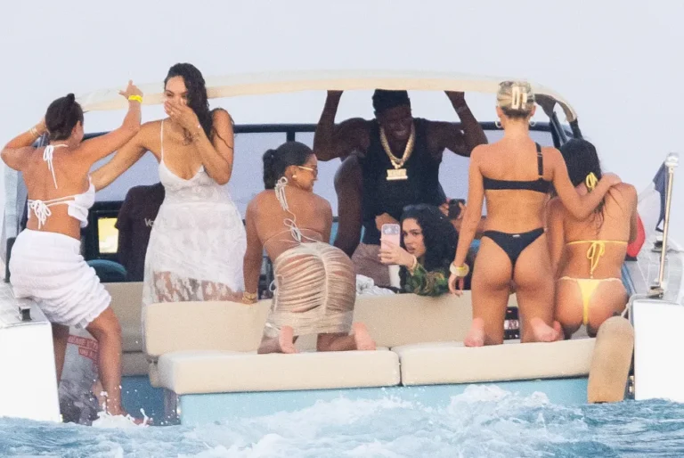 Rashford shijon pushimet në Saint-Tropez, festa luksoze me disa vajza me bikini