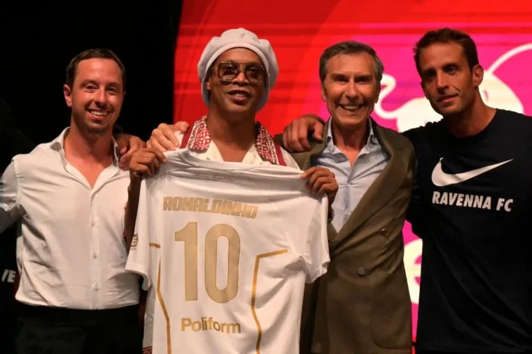Ronaldinho rikthehet në futbollin italian, firmos me Ravenna në moshën 46-vjeçare