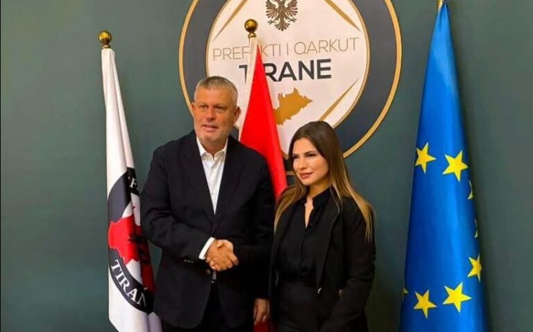 Shkëlqim Hajdari mirëpret nënprefekten e re Sara Demrozi: Suksese në detyrën e re!