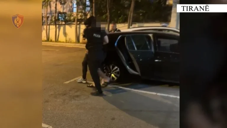 Qarkullonte me automjet i armatosur me pistoletë, kapet në flagrancë 40-vjeçari në Tiranë