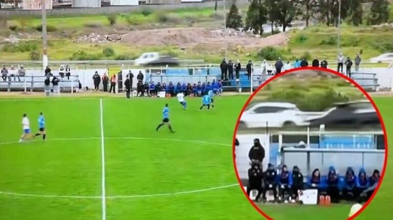 Topi del nga stadiumi dhe shkakton aksident në rrugë, momenti bëhet viral në rrjetet sociale
