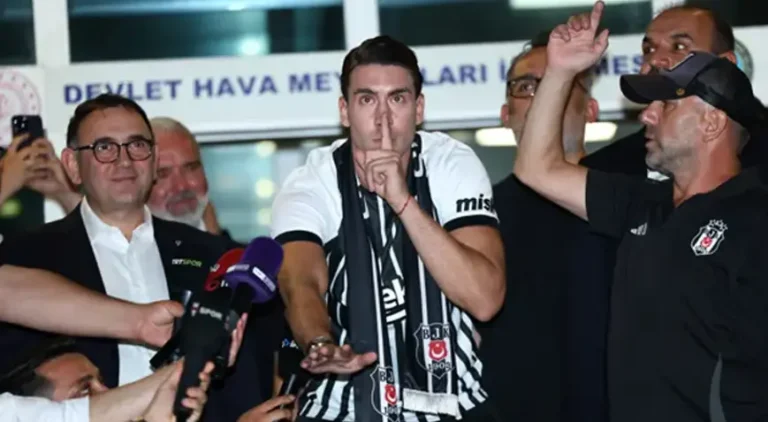 Vlahovic zyrtarizohet te Besiktas, serbi fshin çdo gjë që ka lidhje me Juventusin