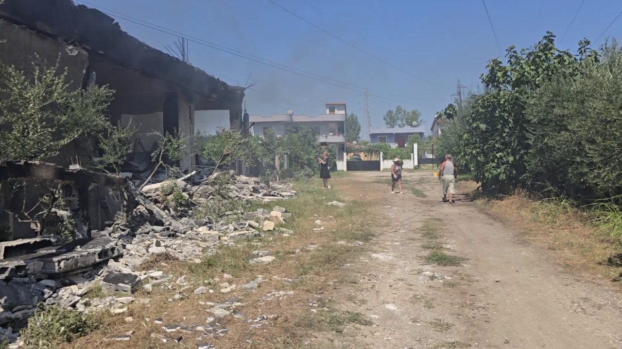 Zjarri në magazinën e fishekzjarrëve në Shkozet  banorët   Situata vijon të na shqetësojë 