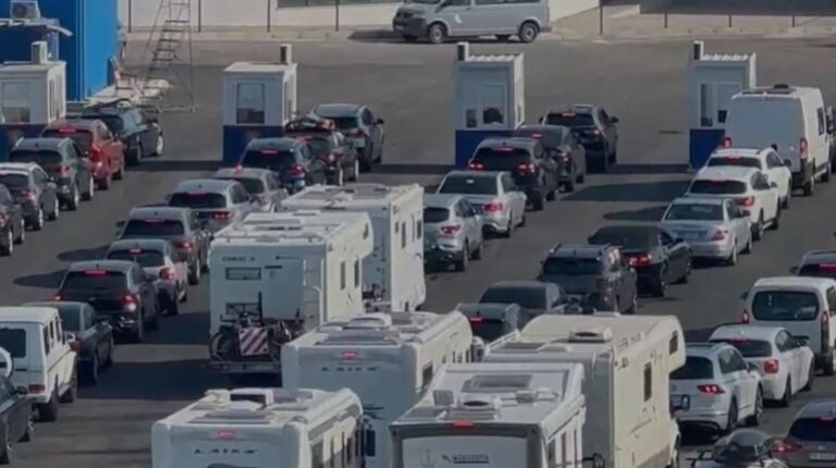 Fluks edhe në Portin e Vlorës, vijnë mijëra emigrantë e turistë. Trafik i rënduar në qytet