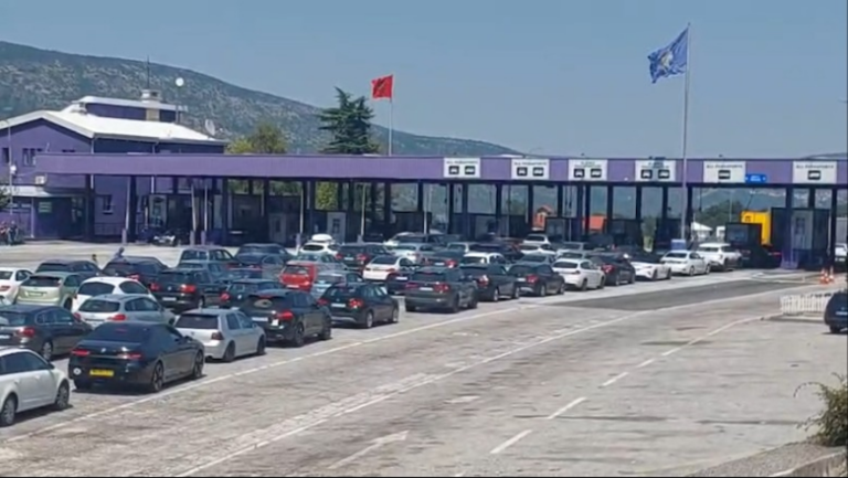 Fundjava e fundit e gushtit/ Fluks i madh në Morinë, mijëra qytetarë nga Kosova drejt bregdetit shqiptar