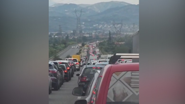 Trafik i rënduar në autostradën Tiranë-Elbasan, varg mjetesh