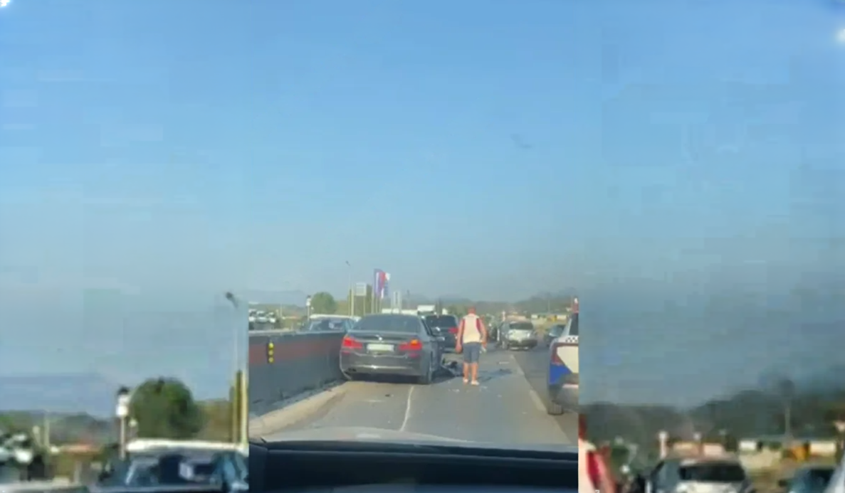 Katër automjete përplasen në autostradën Durrës Tiranë  krijohen probleme në qarkullim