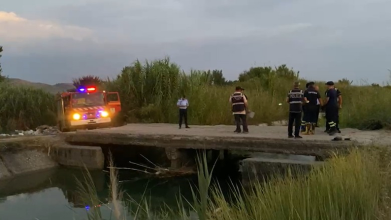 Makina del nga rruga dhe përfundon në kanal! Motrat humbin jetën, u mbytën nga uji