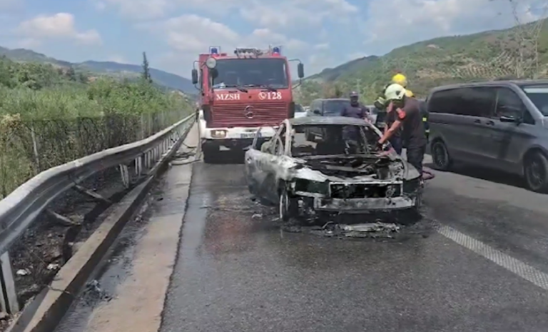 Panik në rrugë, makina bëhet shkrumb e hi. Krijohet trafik në aksin Bradashesh-Tuneli i Krrabës
