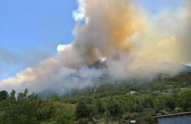 Zjarr në Fushë-Krujë, flakët afrohen drejt banesave