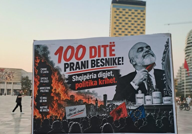 FOTO/ Pankartat ironizuese që shoqëruan protestën në ditën e 100-të