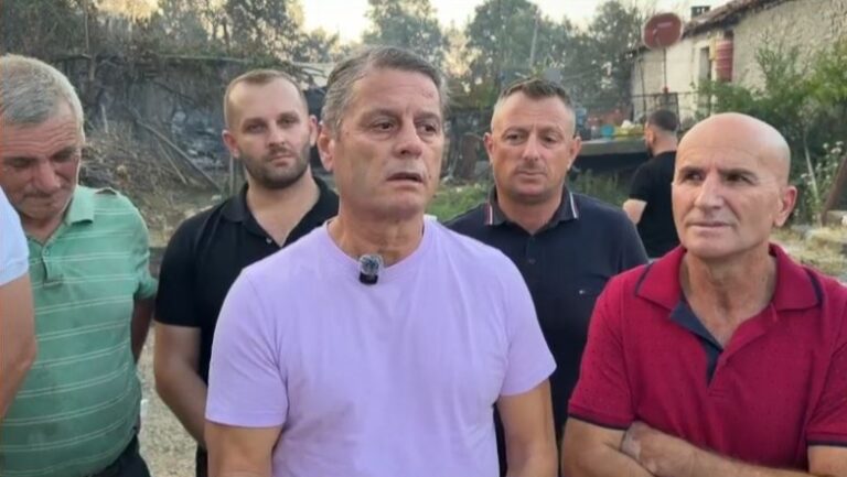 Zjarri në Kalivaç, kryebashkiaku Ndreu: Dëme të shumta në disa banesa, situata është në përmirësim