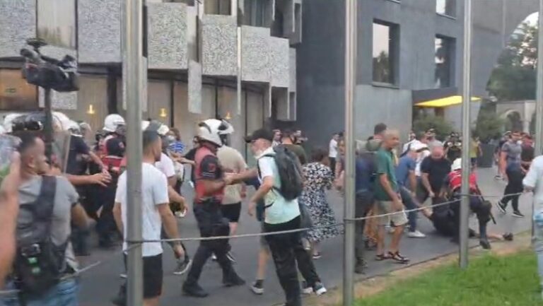 Vijon protesta përreth Kuvendit, policia shoqëron 5 protestues. Trafik i rënduar në qendër të Tiranës