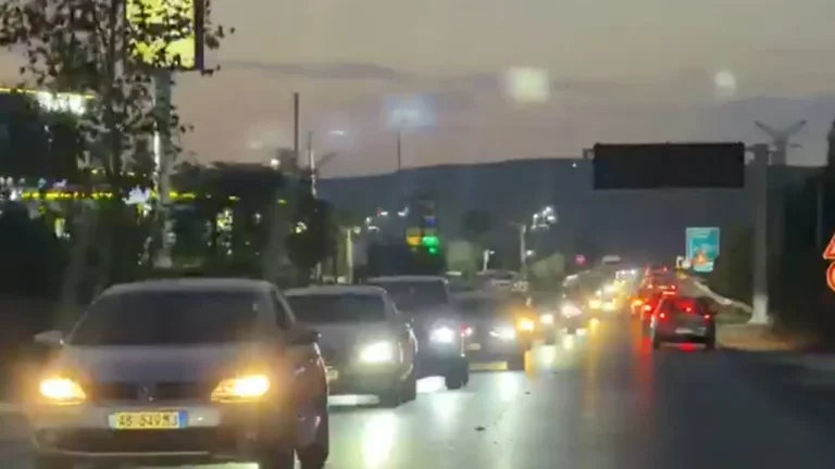 Trafik i rënduar në aksin Lezhë-Milot, radhë të gjata automjetesh