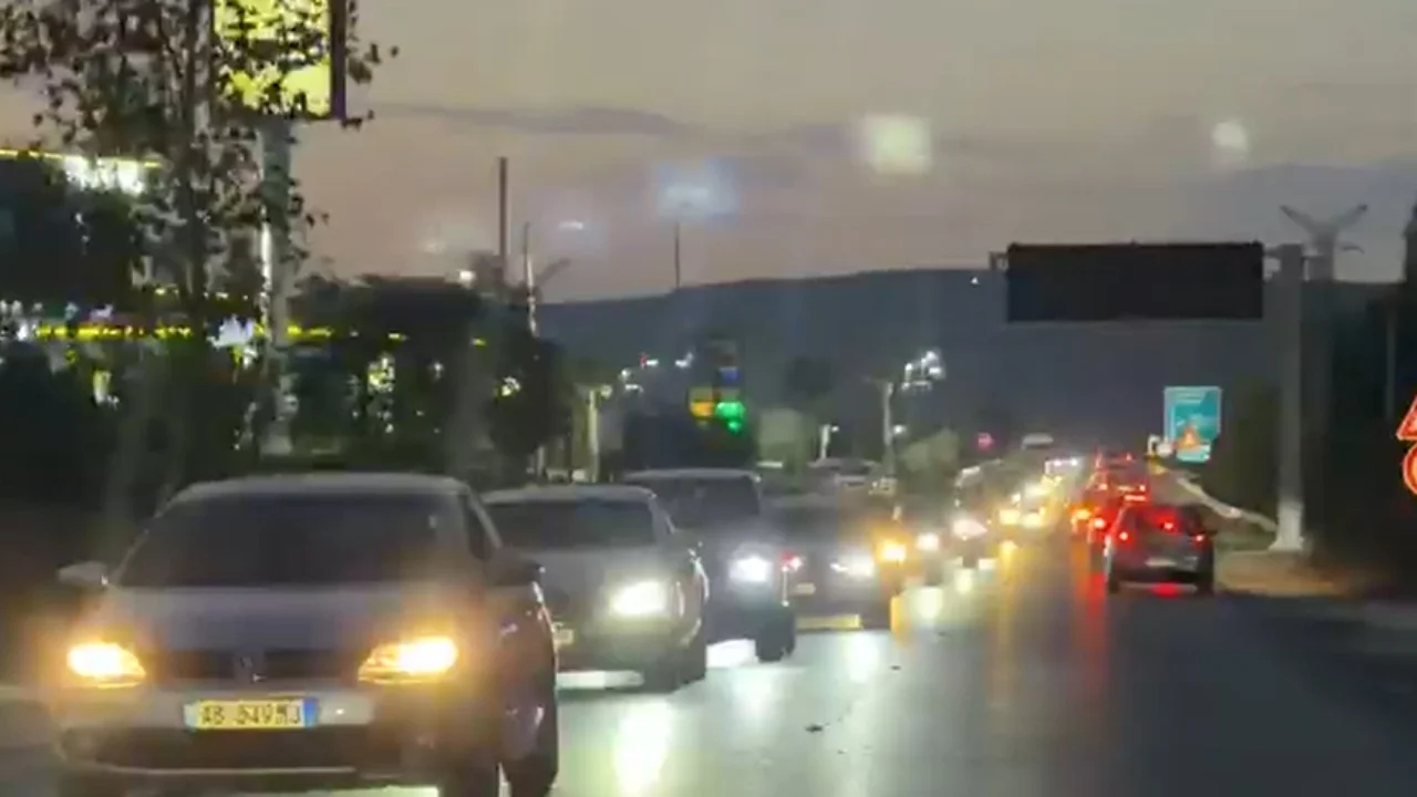 Trafik i rënduar në aksin Lezhë Milot  radhë të gjata automjetesh