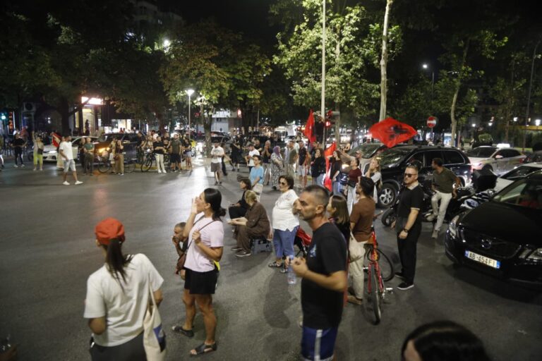 FOTO/ Protesta, bllokohen akset rrugore: protestuesit ulen këmbëkryq para autobusit në “Rrugën e Elbasanit”