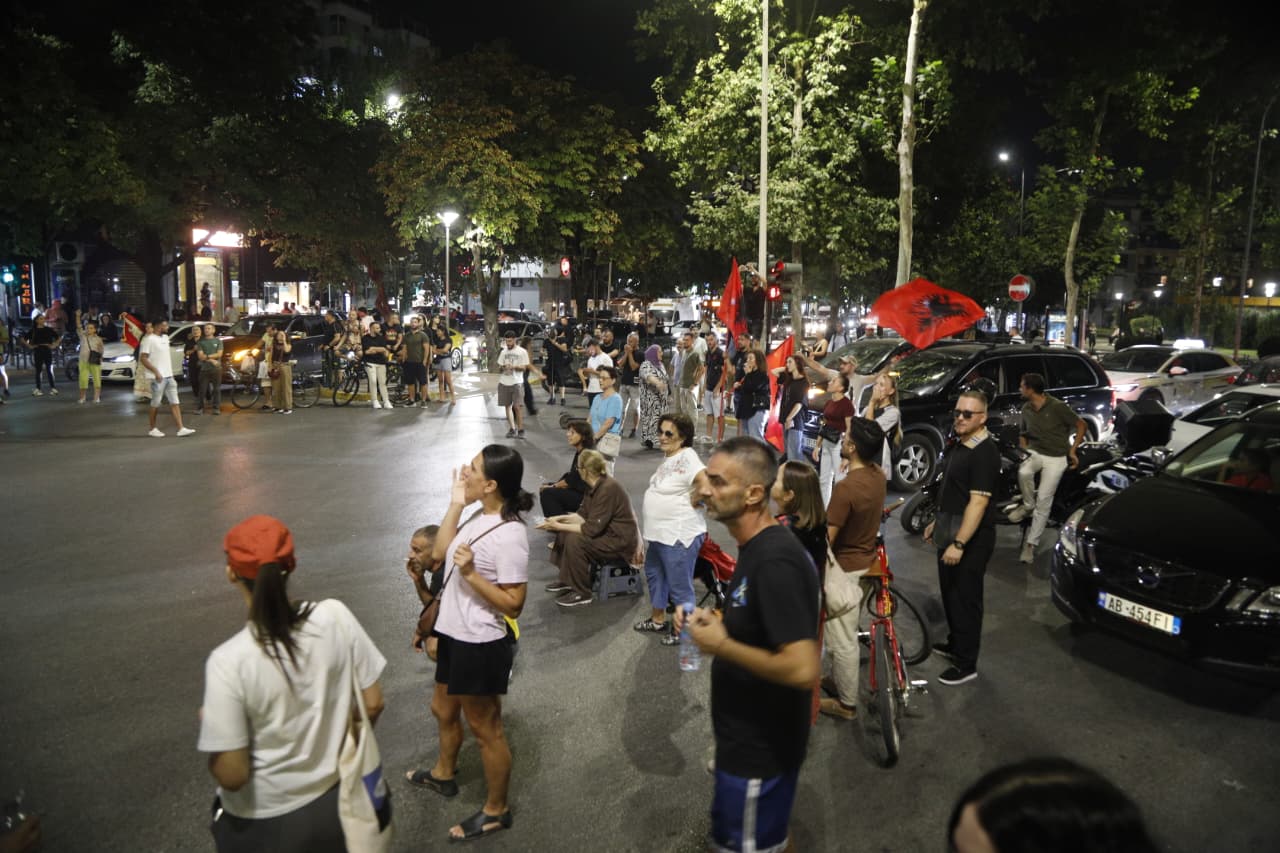 FOTO  Protesta  bllokohen akset rrugore  protestuesit ulen këmbëkryq para autobusit në  Rrugën e Elbasanit 
