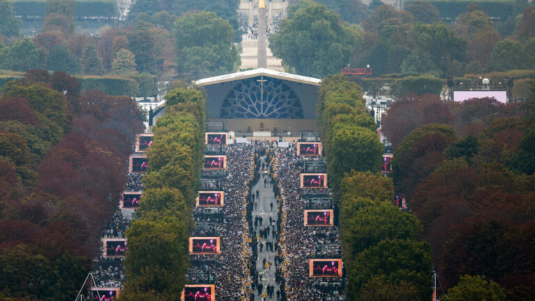 Turma të mëdha brohorasin Papa Leon përgjatë Champs-Élysées para meshës në Paris