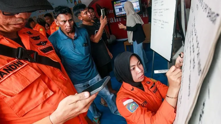 Gjashtë të vdekur, 130 të zhdukur pas përmbytjes së tragetit indonezian në Detin Java